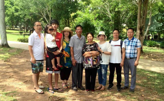 执行会长郑炳克，常务副会长兼秘书长赵国卫拜访商会成员赵乐丹、赵素丹及家人
