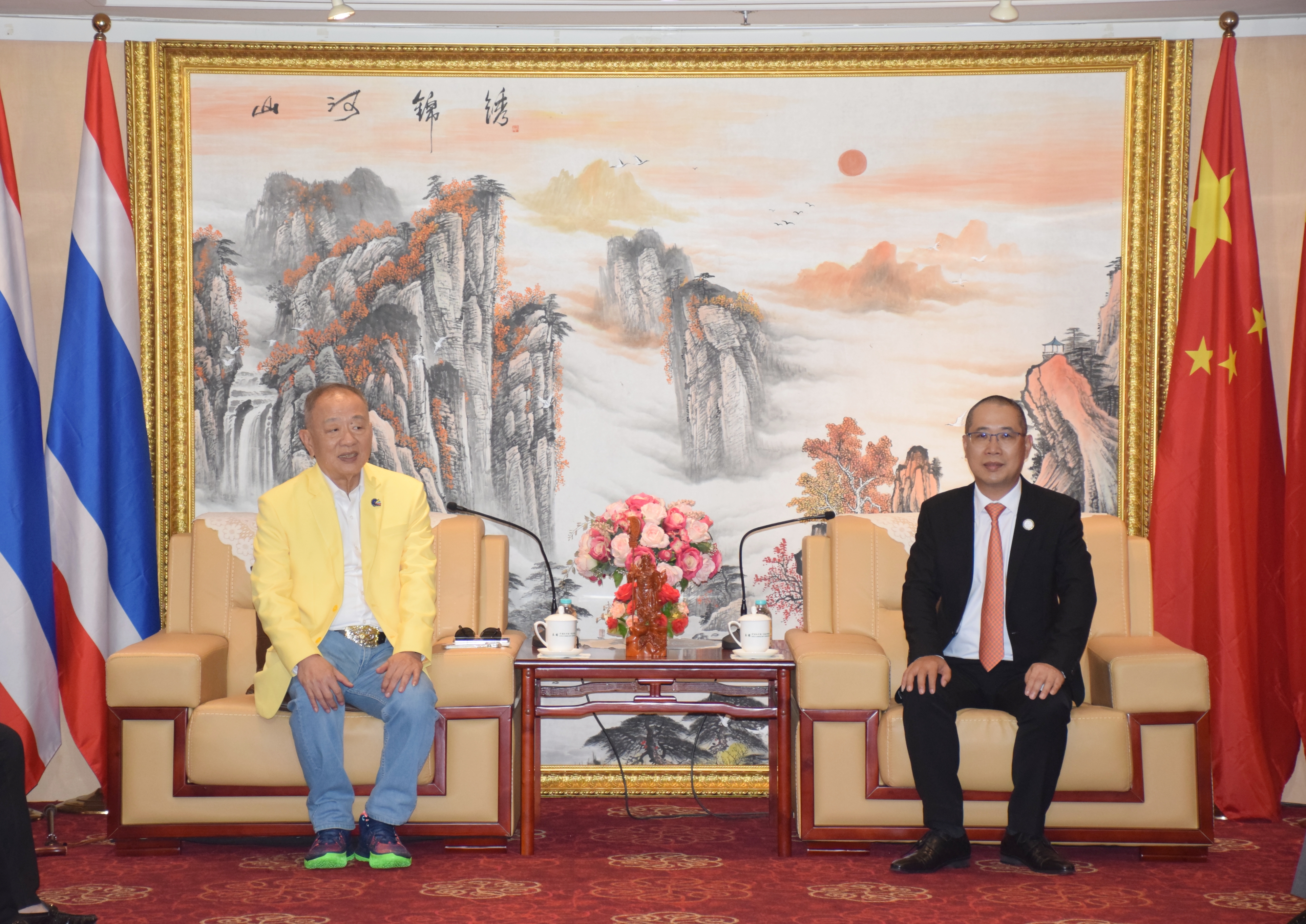 泰国温州商会新春拜访泰国中国和平统一促进总会王志民会长