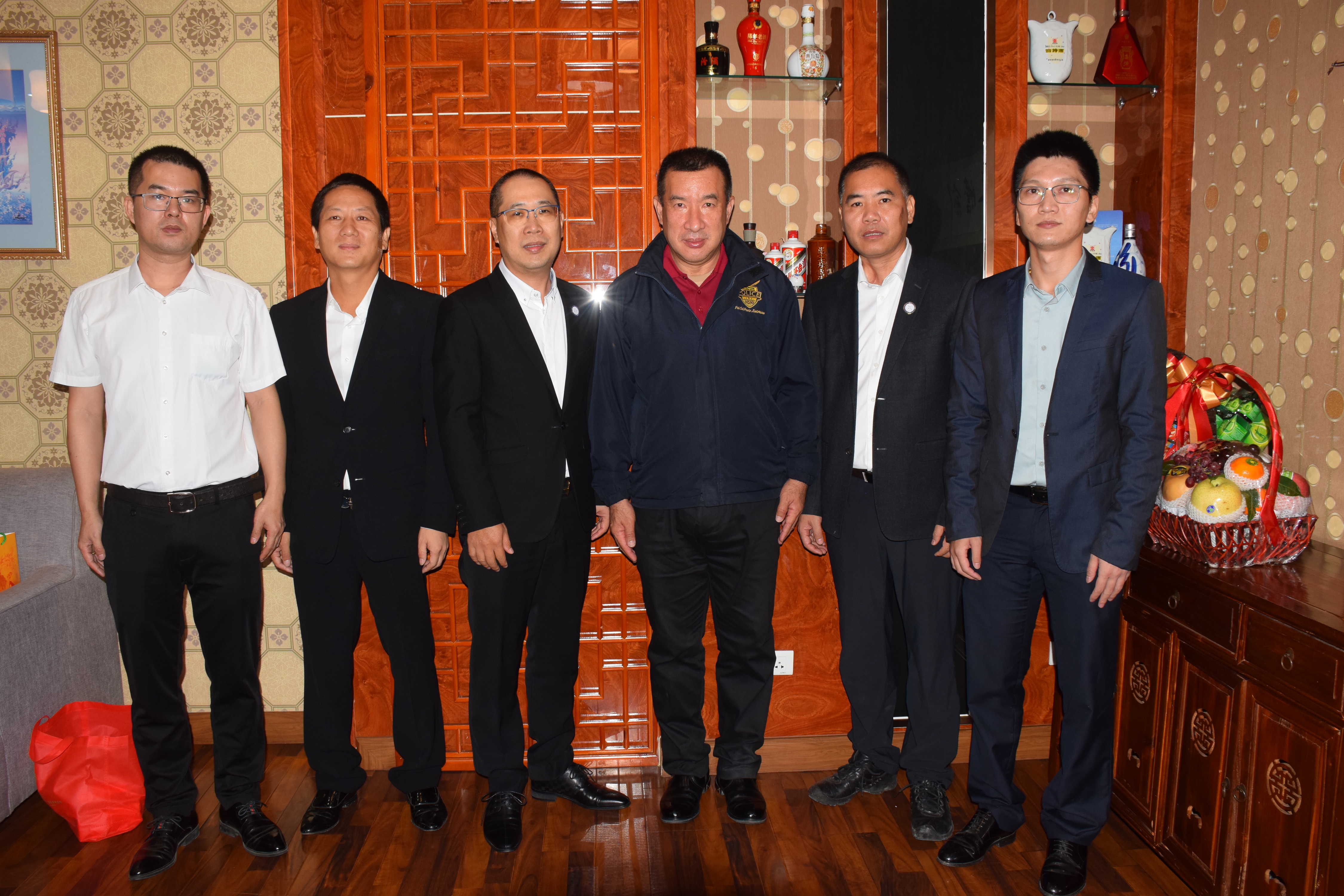 泰国温州商会拜访泰国皇家警察总局第五警区总司令比亚•达威猜警中将和泰中工商业联合总会林伟会长