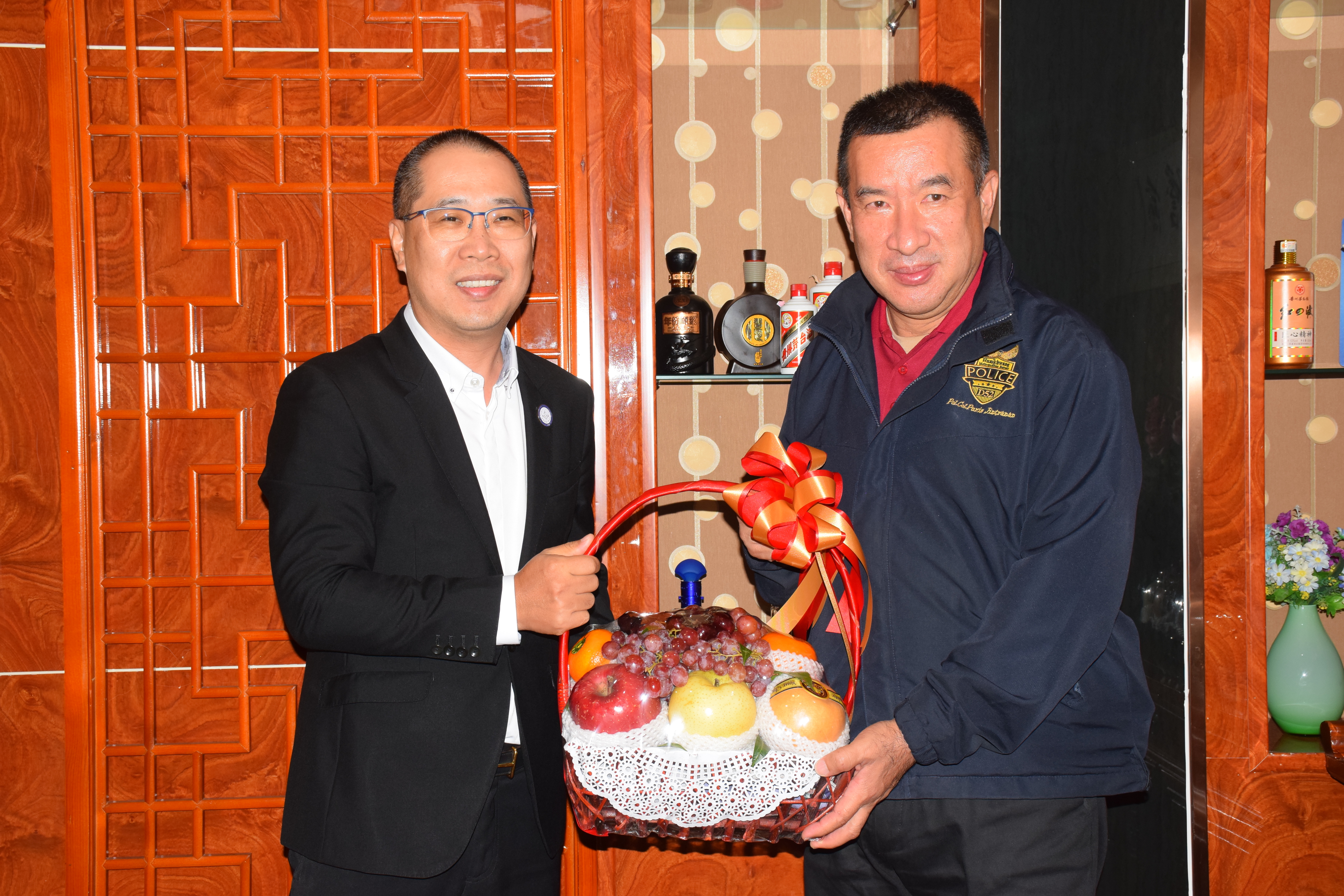 泰国温州商会拜访泰国皇家警察总局第五警区总司令比亚•达威猜警中将和泰中工商业联合总会林伟会长