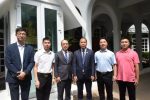 泰国温州商会前往泰国前副总理功塔帕兰西阁下的府邸，隆重庆祝他80岁华诞